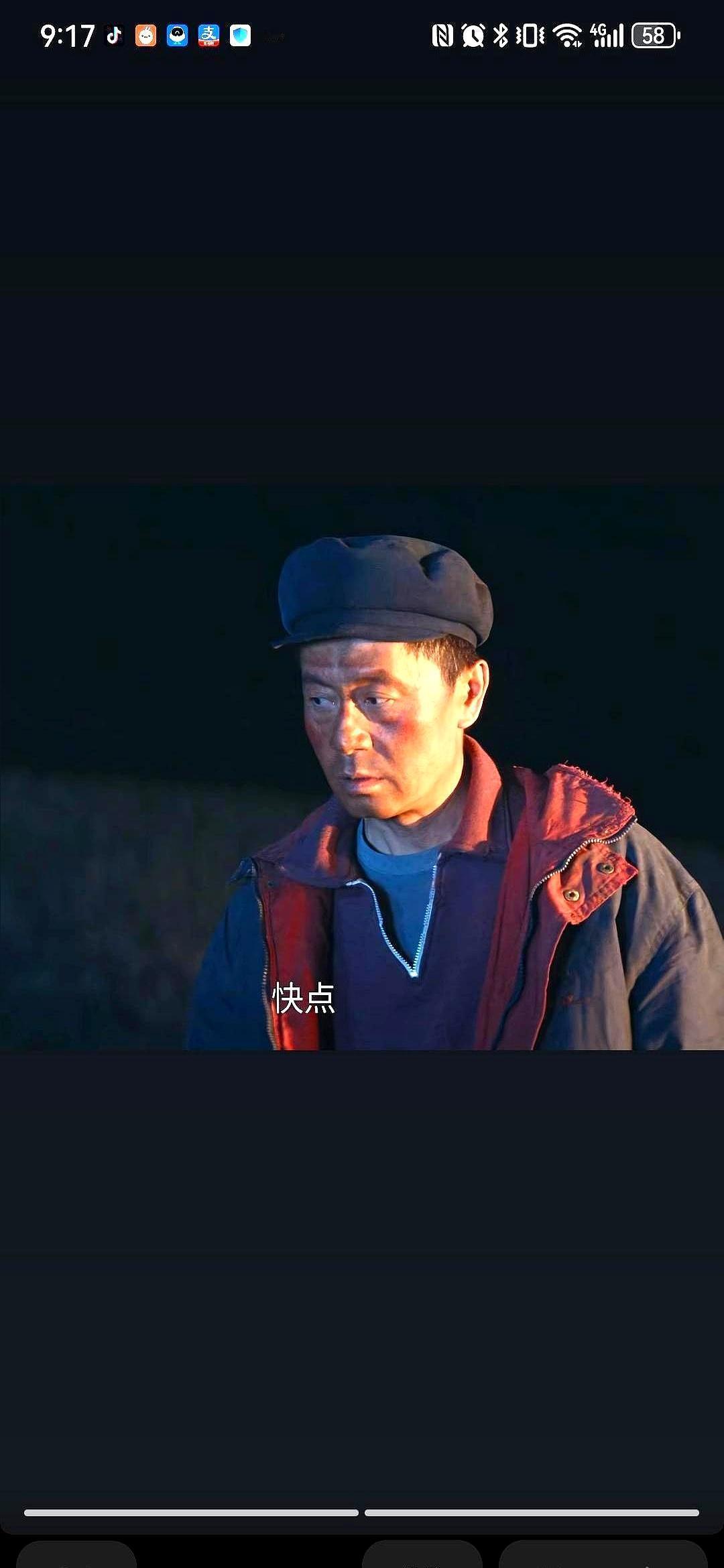 央视新剧，女导演竟亲自上手扒羊皮子。镜头一转，导演李雪裹着头巾，蹲在地上，