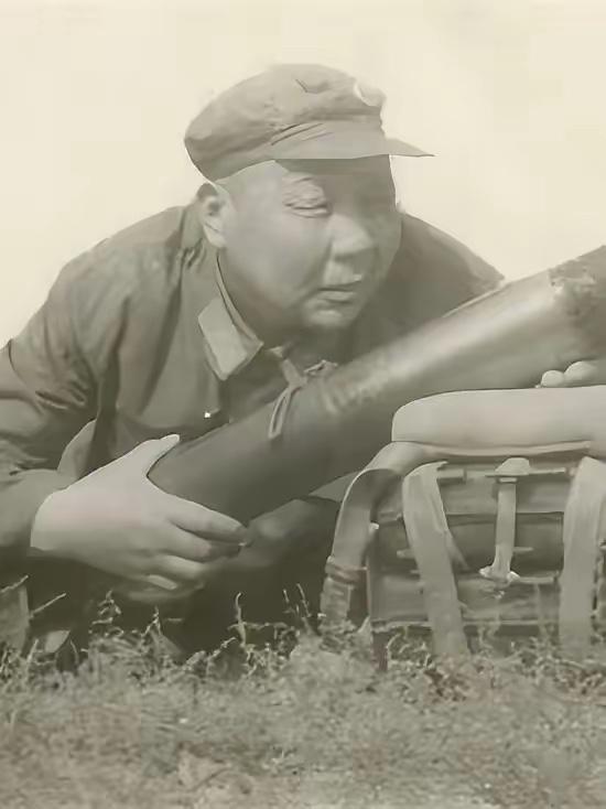 建国后某日，炮兵某部举行比武演习，八二迫击炮组连发数弹而未中靶。时任炮兵副司令员