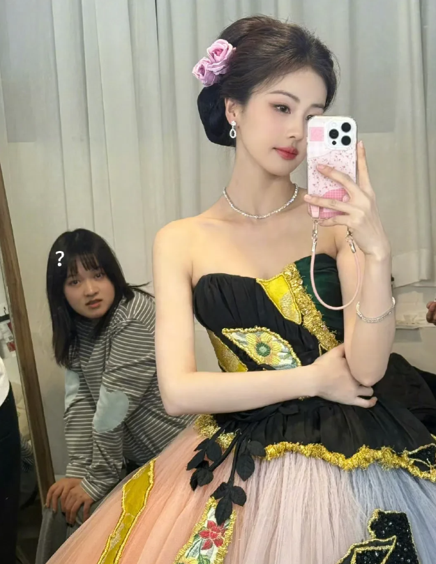 白鹿的氛围美照，或娇俏或明艳动人，不同妆造不同美丽，你喜欢白鹿哪种风格呢。