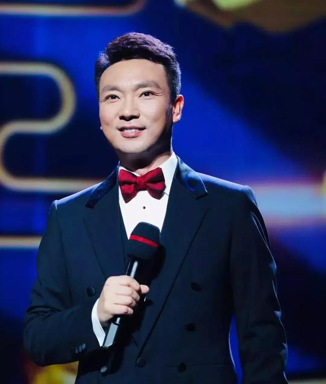 这事儿吧，得掰开了说。网上流传的“康辉后悔丁克”，其实是个误会。康辉和妻子刘