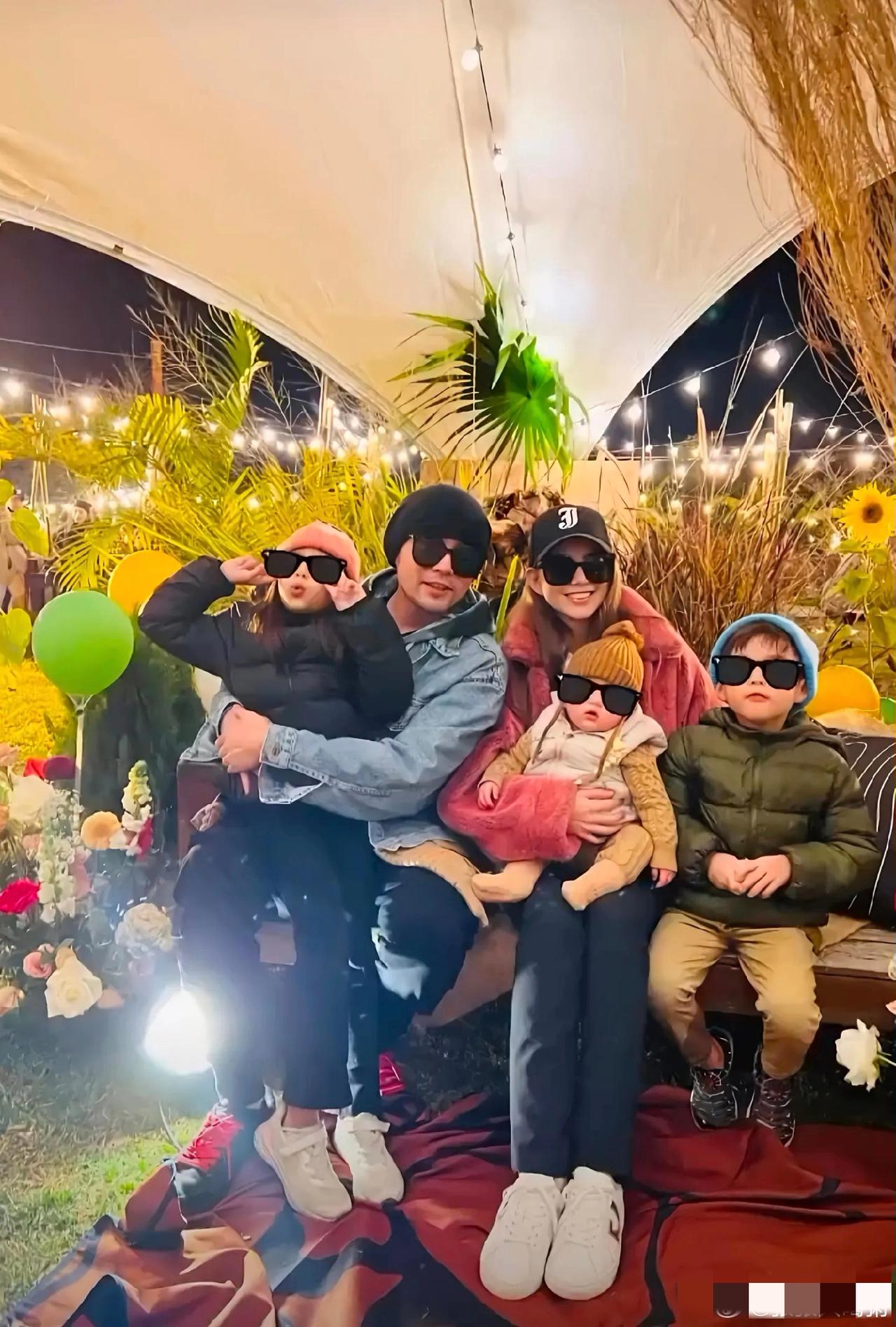 周杰伦昆凌晒一家五口背影昔日乐坛天王，如今成了不折不扣的“晒娃达人”。新作品迟