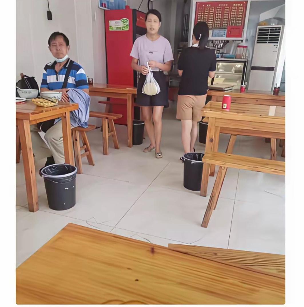 小饭店里偶遇演员王宝强