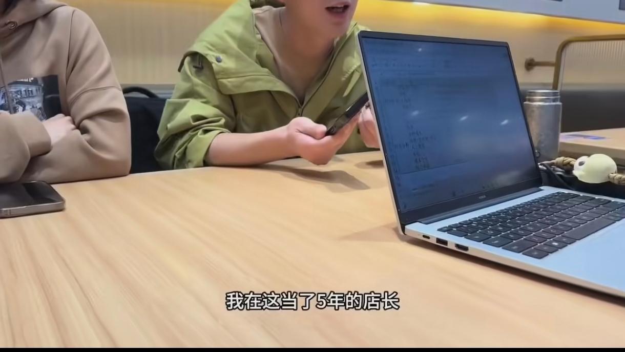 老板要求干了五年的店长自掏腰包20万入股购买公司40%的股份。老板一个劲儿的强调