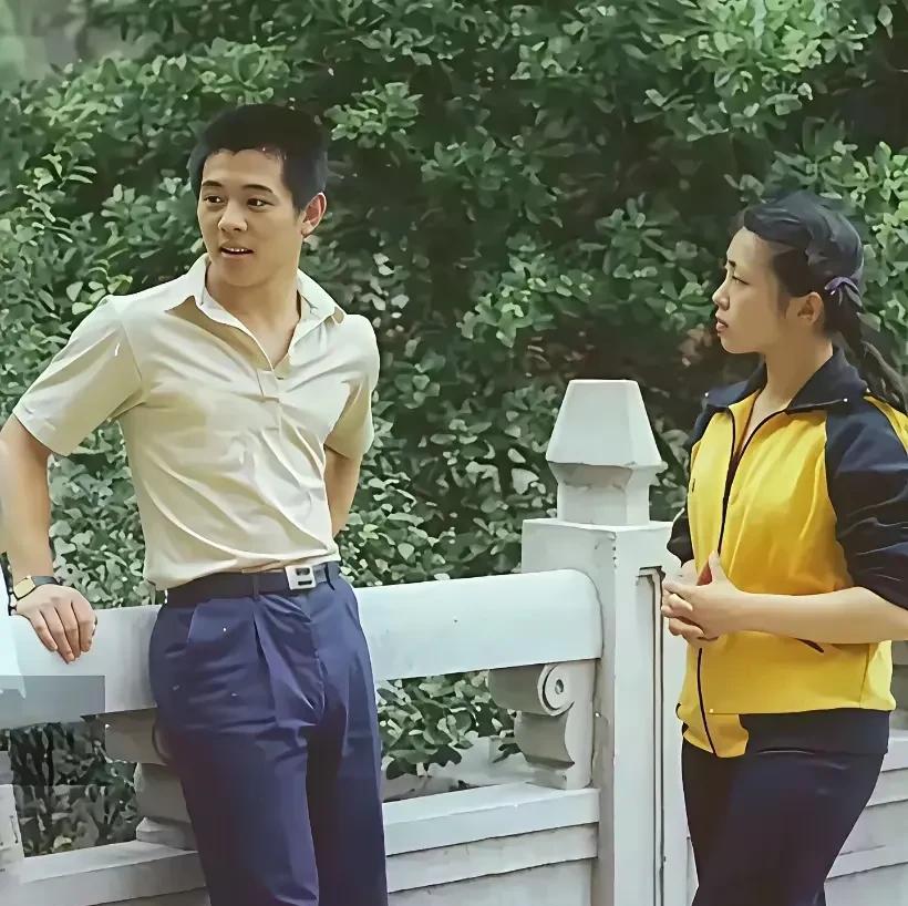 黄秋燕满眼都是李连杰，一心想和他好好过日子，可李连杰对她却没了感情。用“落花有意