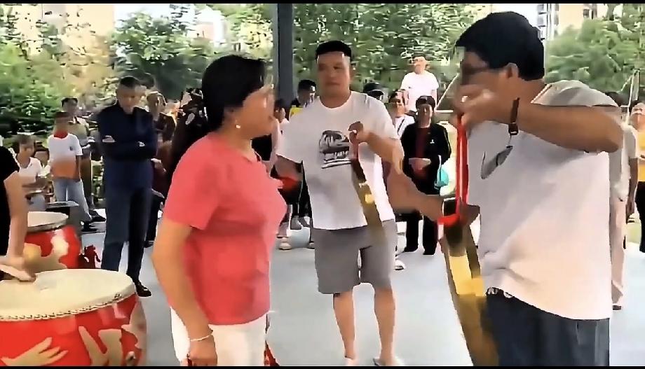 对付声音扰民的业主，这个办法真挺不错!当面锣，对面鼓，此刻具象化了!原来如此，用