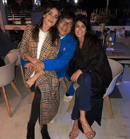 发现成龙是谁都敢抱，不管是哪位女星。类似于华语圈宋祖英这类端庄型的、杨紫琼这类