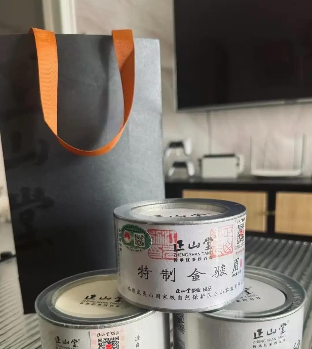 昨天去看望领导，临走时他送给一袋木耳，说是朋友送的，回到家拆开一看，里面不是木耳