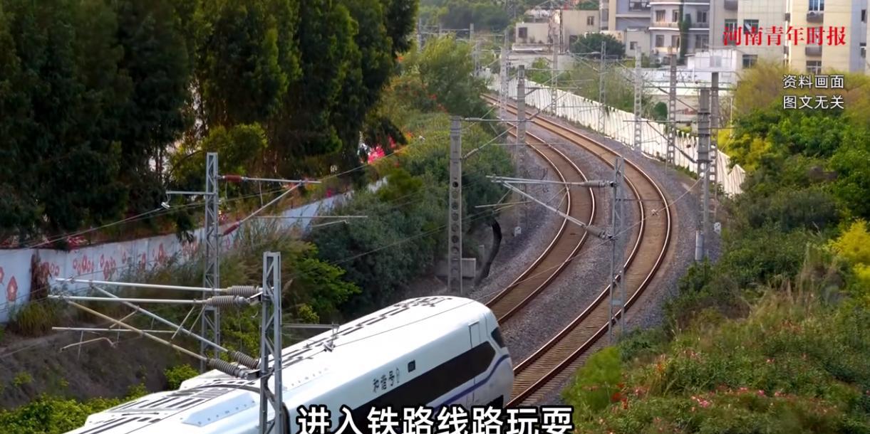 “必须严惩！”2025年4月，新疆乌鲁木齐，两个小学生为了玩耍，竟攀爬火车站的周