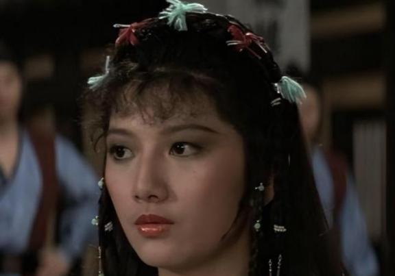 1975年，12岁的刘玉璞正在洗澡，醉醺醺地父亲发疯般地踹开门，冲进浴室里，死死