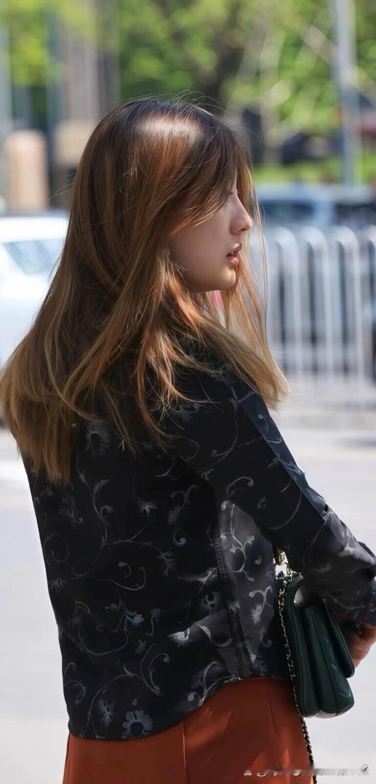 复古印花衬衫配亮色裤子，这搭配绝了，时尚减龄一把子拿捏！最近印花衬衫超火，Vo