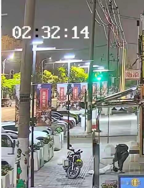 凌晨蹲点等主人的柴犬，惨遭弓弩两次射伤后被偷走，好在嫌犯落网谁能想到温顺守