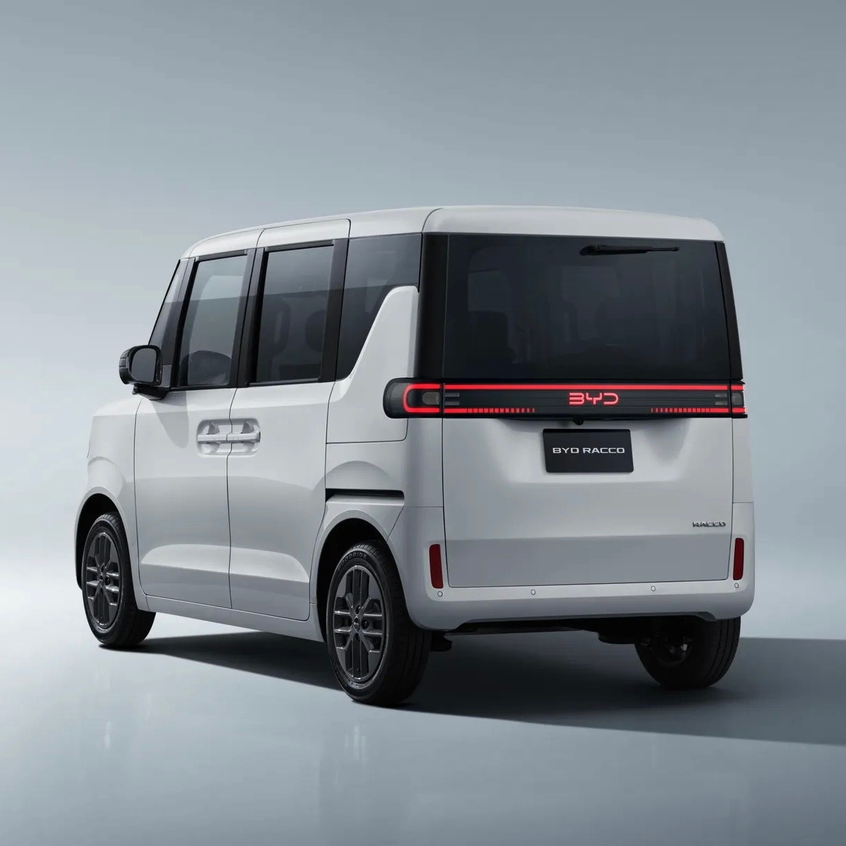 作为被比亚迪起诉过的博主,我肯定是能不夸比亚迪就不夸。但是作为后雨刮博主,你看看