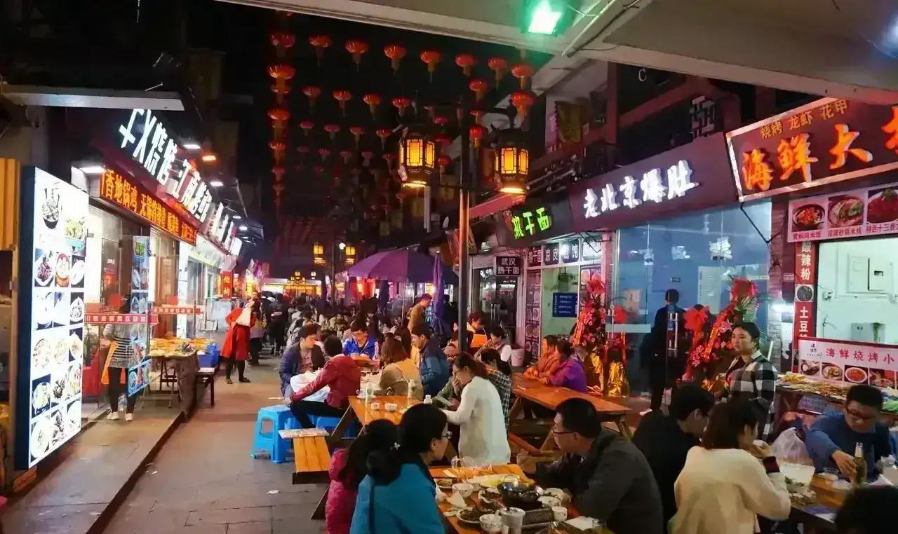 回想了一下非预制菜餐馆，有几个特点，一个是点餐的时候，服务员有时候会说哪个菜慢，