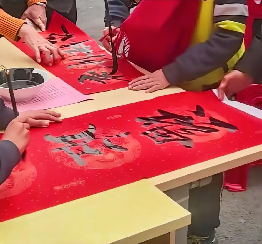 一些书法家也应该反思一下，为啥大家更喜欢李明同学这样的书法，难道你临帖创作几十年