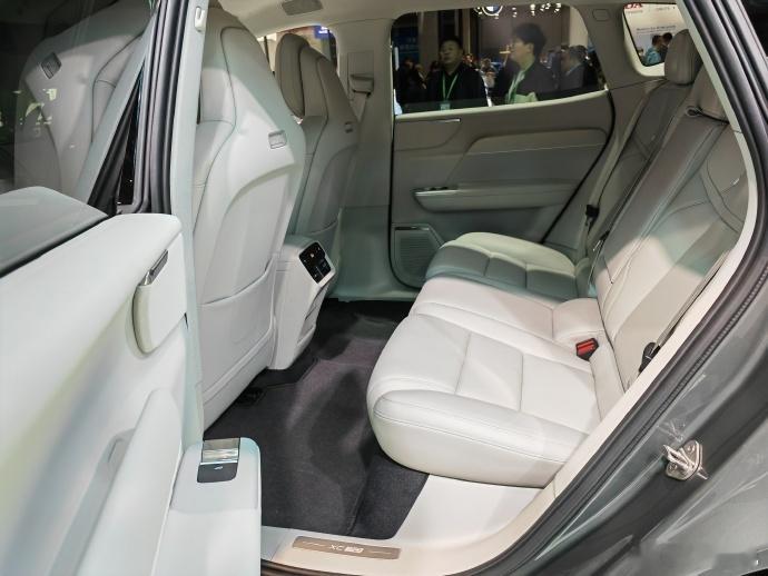 沃尔沃XC70亮相进博会沃尔沃在进博会上带来了全新XC70插电混合动力版本，续航