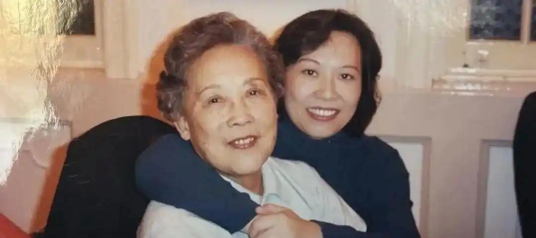 上海姑娘张玮掏空个人全部积蓄，给恩师买了一套养老房。二十年贴身照料、全权承担养老