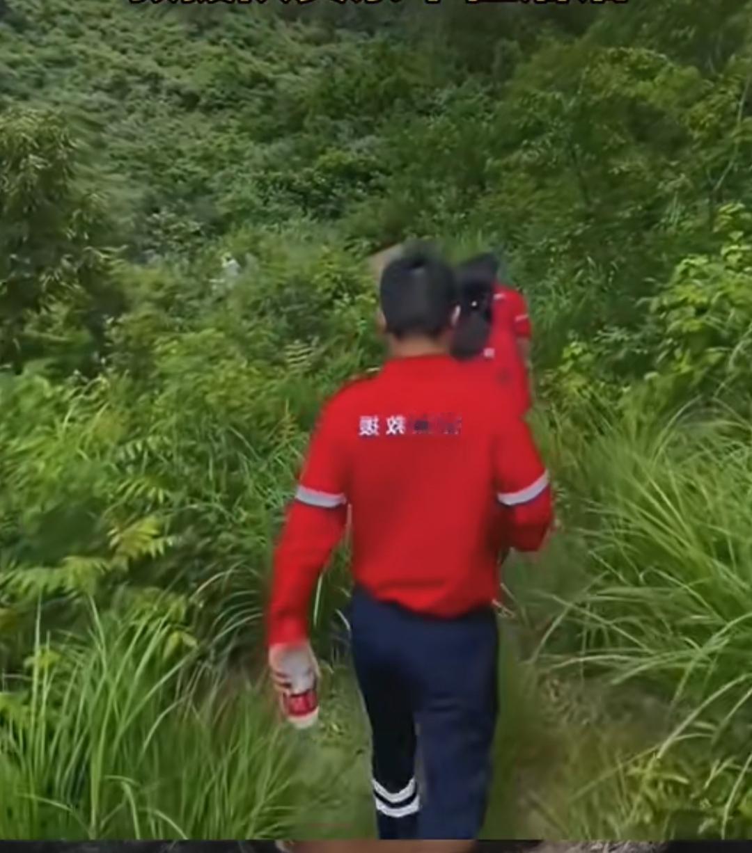 河南信阳的一座深山里。7岁的小女孩，因为前一晚梦见了爸爸，天一亮就偷偷揣着课本，