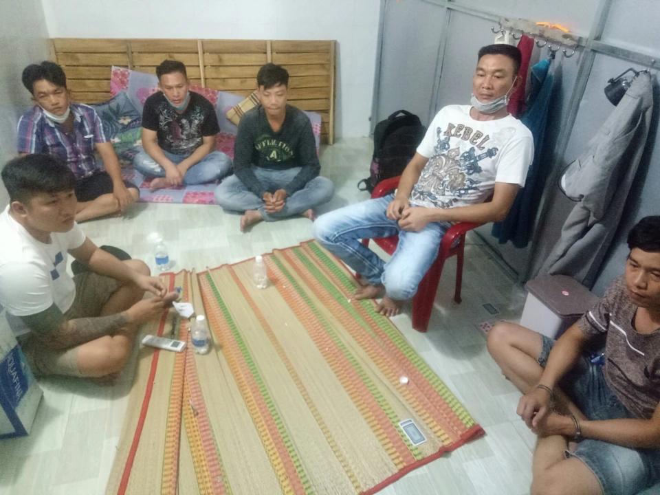 越南当铺老板的武器坚江省富国县安泰镇警方暂时扣押了1200万越南盾的现金和多副