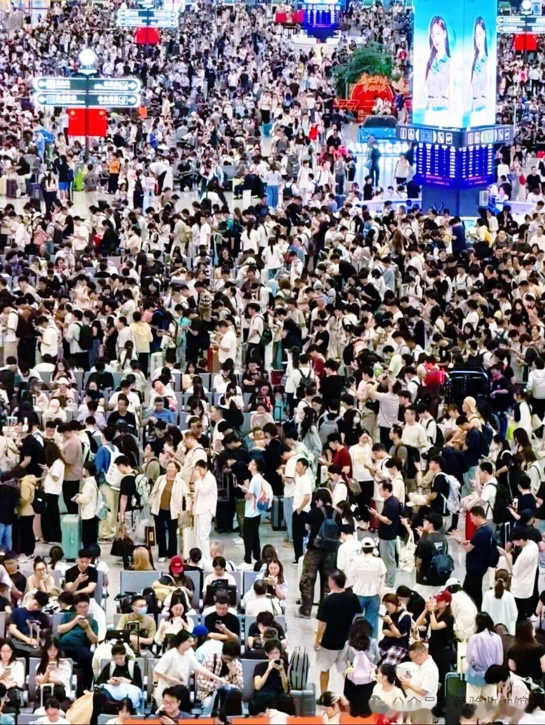 #深圳北站#2026年国庆假期深圳北站迎来客流“井喷”，假期高铁总客流量 428.44万人次，同比增