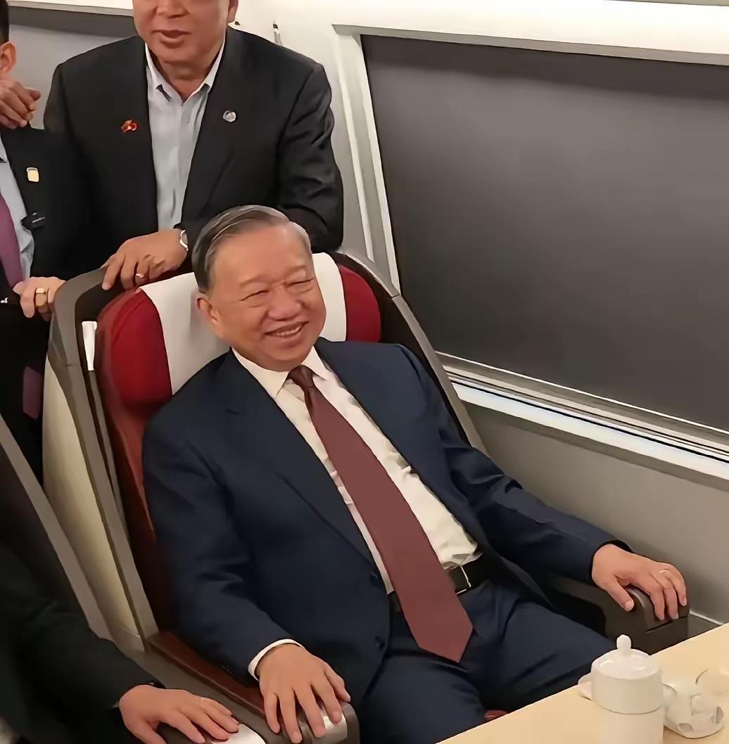 苏林或许是首位在中国高铁上乘坐时长最长的外国元首吧？他乘坐高铁超过10个小时，这