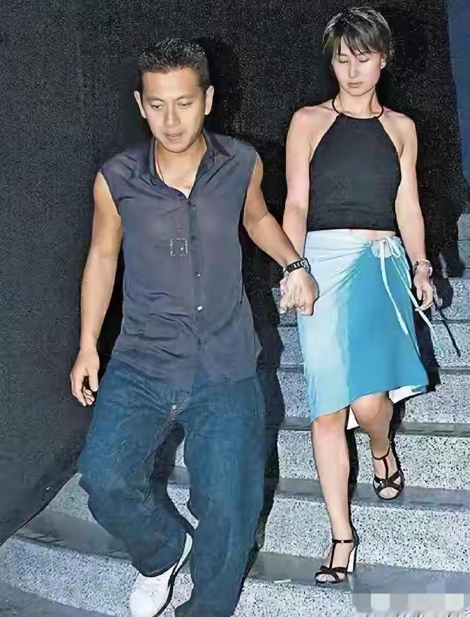 翻到2000年港圈的旧照，何超琼刚和许晋亨办完分居，牵着杨其龙的手从派对走出来，