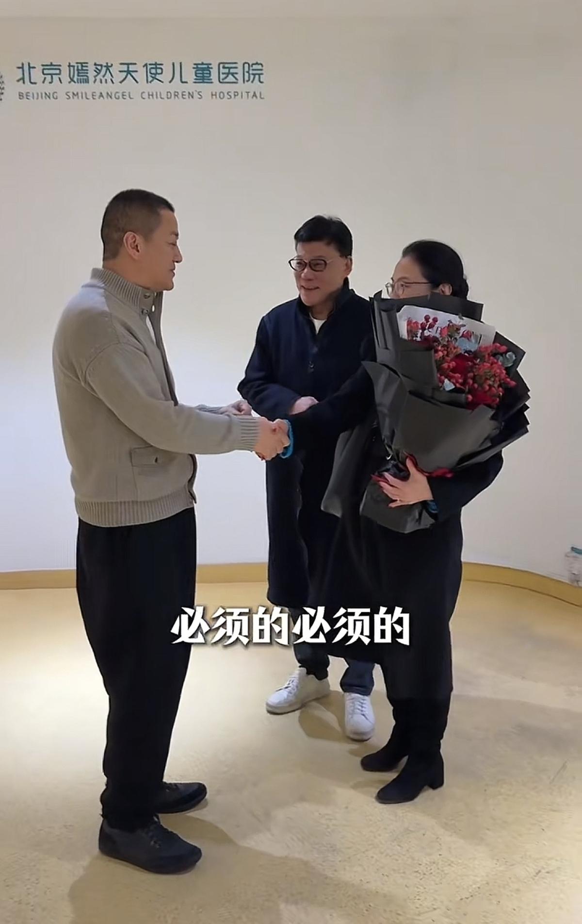 藏不住了！3月3日晚，李国庆携妻子张丹红现身北京嫣然天使儿童医院，与李亚鹏交流