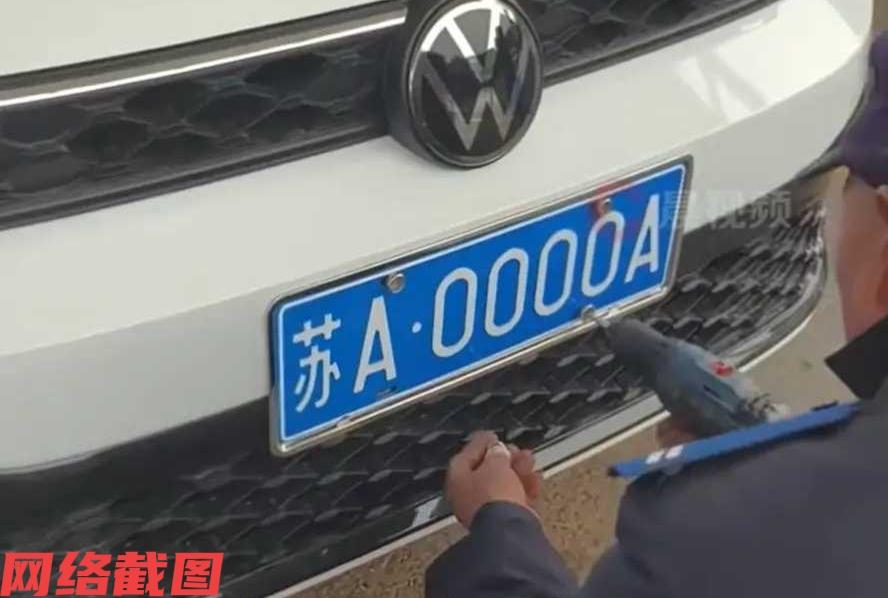 江苏南京有女子在车管所为新车选号。当女子把车牌号选出时，看到也是惊讶不已，原