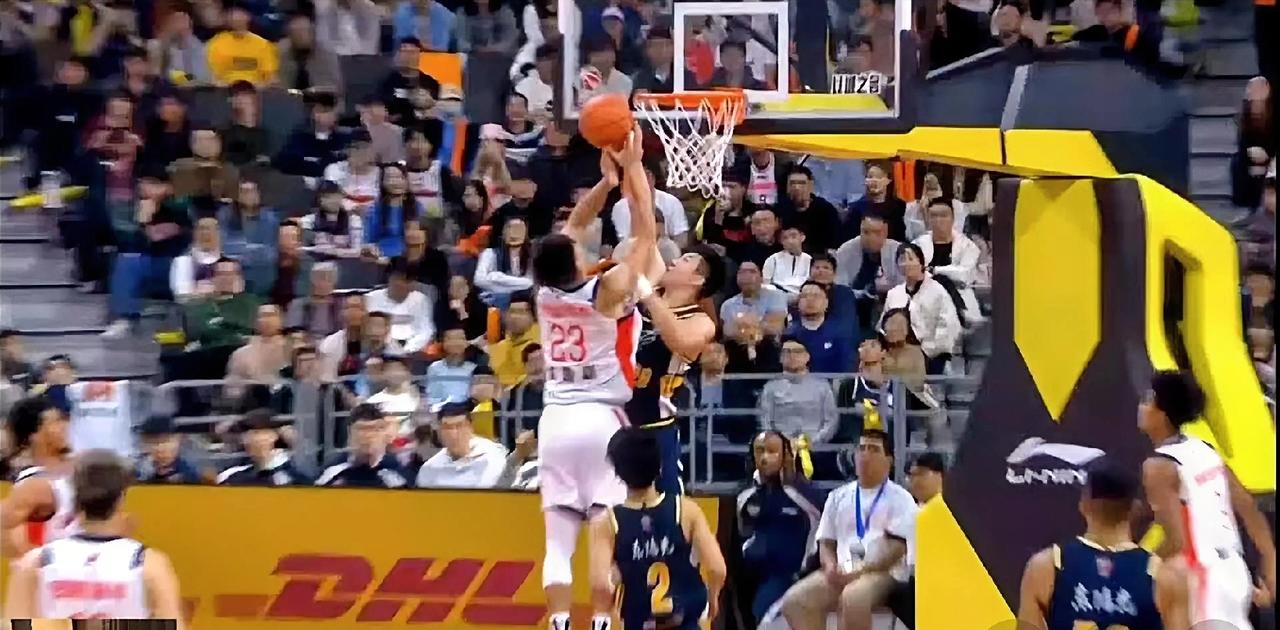 太精彩了！广东97-94险胜广州，这3位球员堪称赢球功臣！1. 徐杰，广东队的