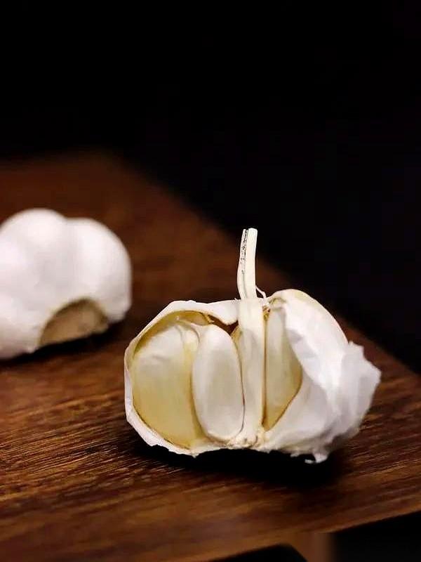 就那一口，新蒜捣成泥，拌上麻酱，我隔着桌子都能闻到那股窜鼻子的香。筷子下意识就