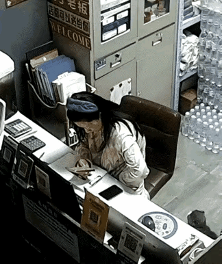 2025年10月，山东德州，一女子这天晚上莫名的睡不着觉，便起床到店子里对账，期