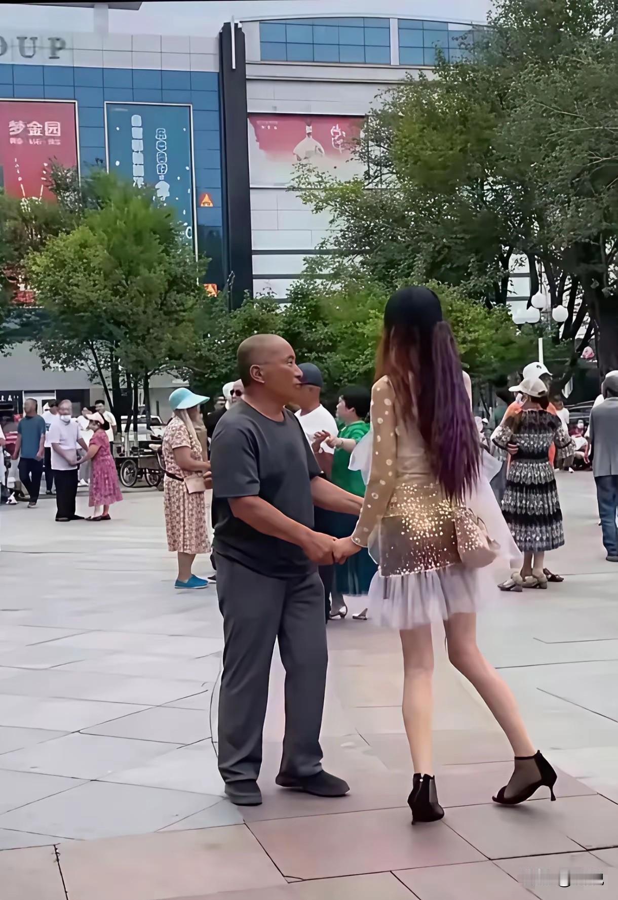 这画面让我想起一句话，看背影迷倒千军万马，转过头……