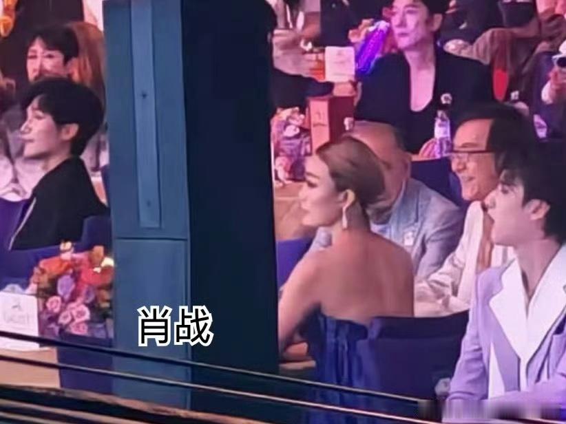 湾区升明月名场面：杨受成换座也要和肖战合照谁能想到湾区升明月晚会上，英皇老
