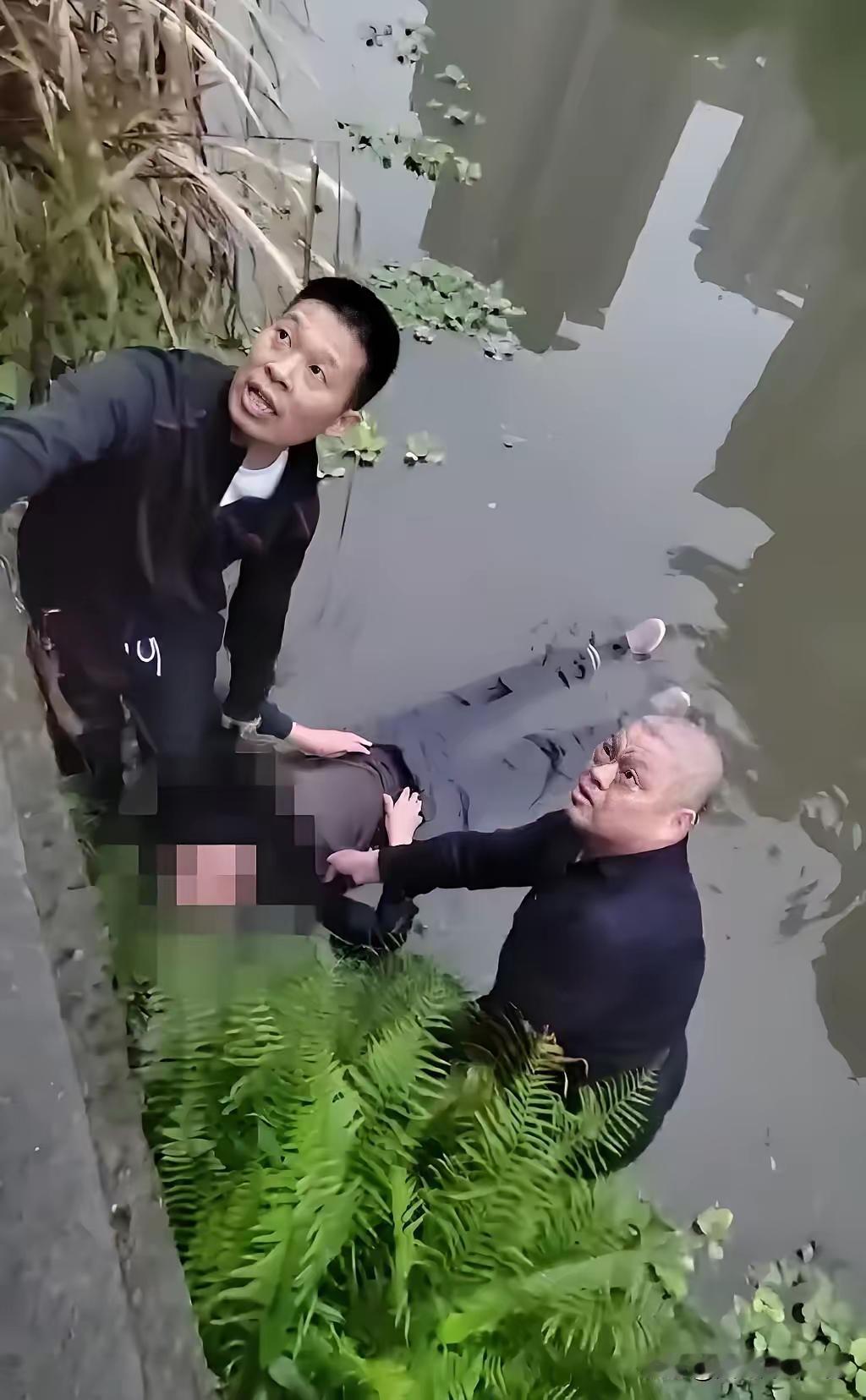 警察问小伙：“你眼睁睁的看着有人掉河里了，为什么不救啊？”小伙说：“我本来是想