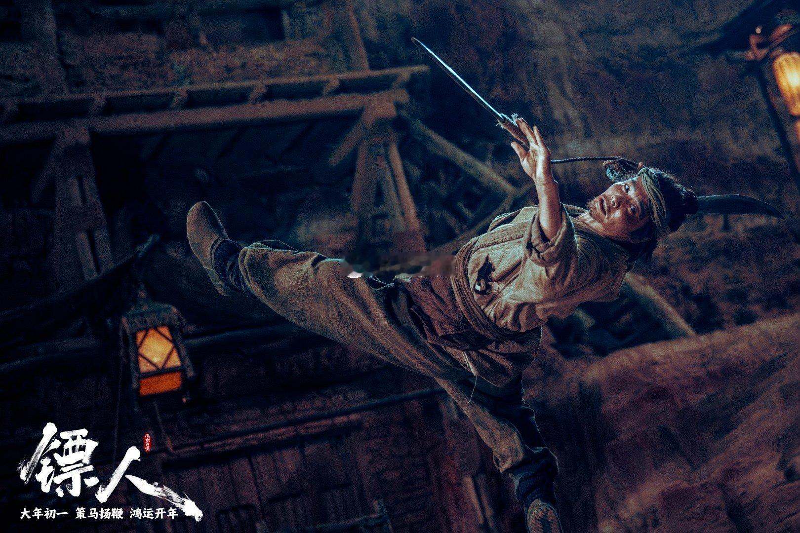 镖人一次发了155张剧照还送首歌被《镖人》狠狠拿捏了！吴京谢霆锋一开嗓梦回武侠，