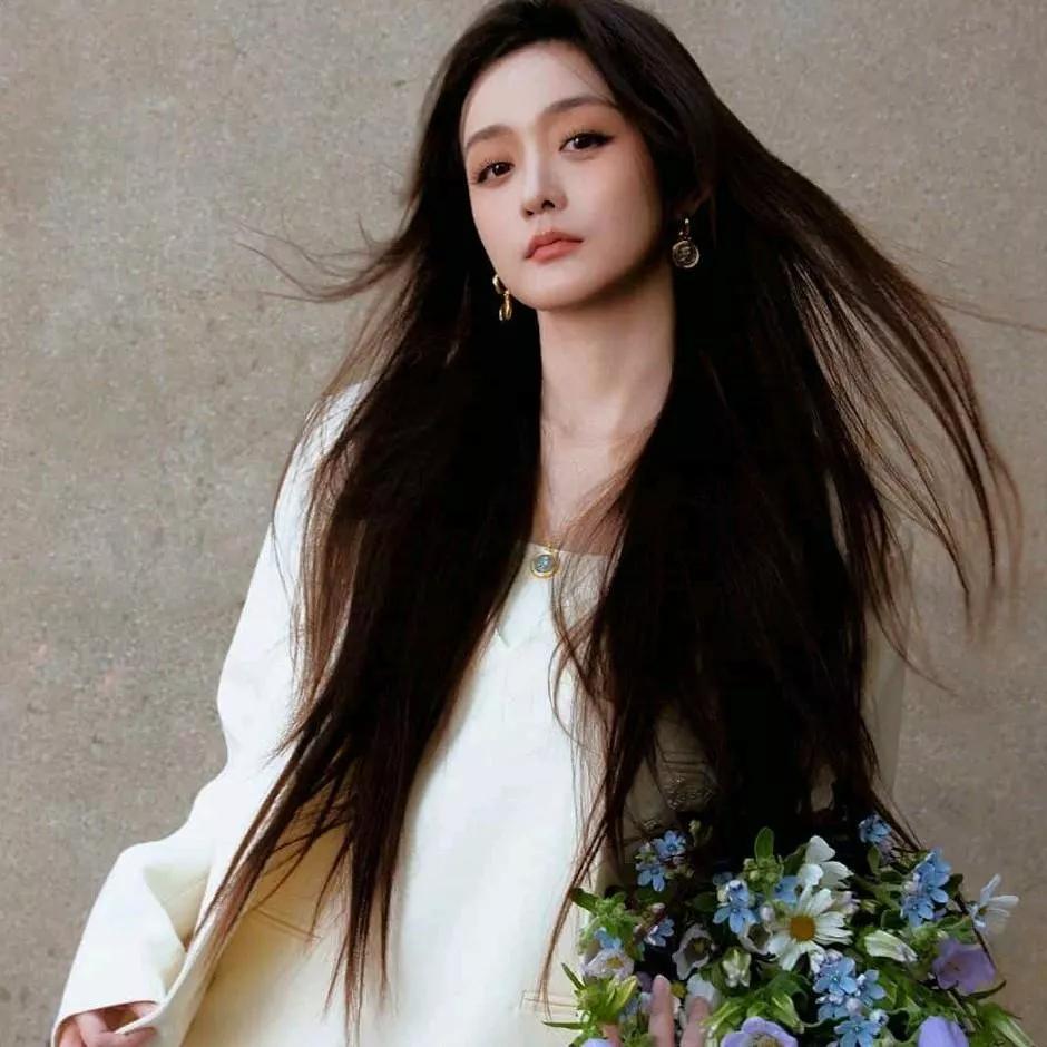 温柔优雅的长发美女，手捧蓝色花束，气质如兰。长发的温柔意境气质长发女温柔花束