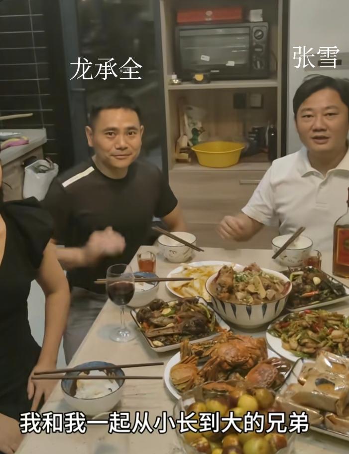 张雪机车公司刚成立时法人兼总经理叫龙承全，是张雪本人的发小。张雪跟龙承全的友谊有