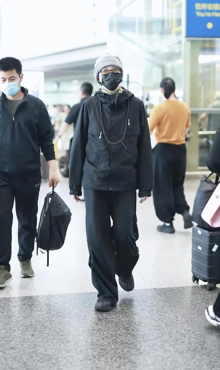 4月18日，窦靖童回北京了，这一身打扮，第一眼以为是窦唯，父女俩简直太像了，窦靖