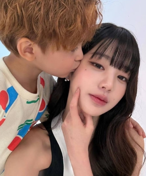 张元英的脸究竟有多小她的头居然跟小朋友一样大​​​