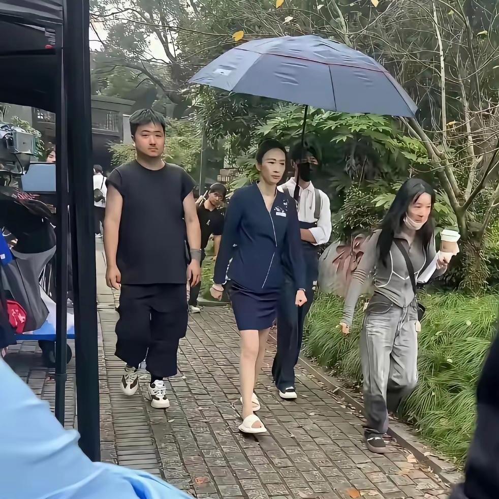 正装配拖鞋拍戏，专人撑伞伺候看着别扭看到明星拍戏路透，身穿正经正装，脚下却