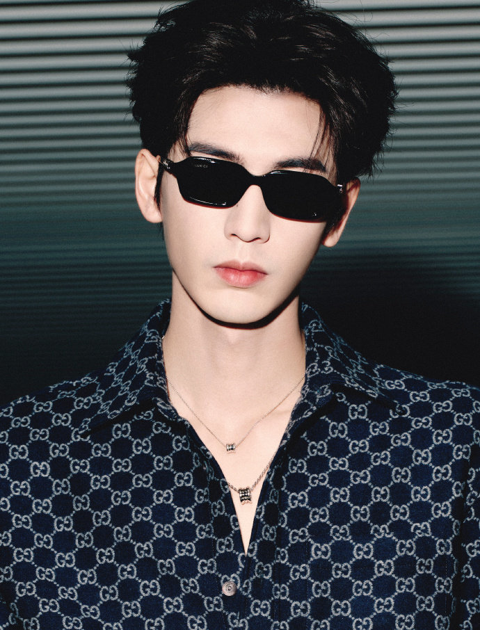 张凌赫夯爆了张凌赫猫耳错位图来啦，张凌赫夯爆了，谁懂帅气的凌赫和猫耳的反差感呢，