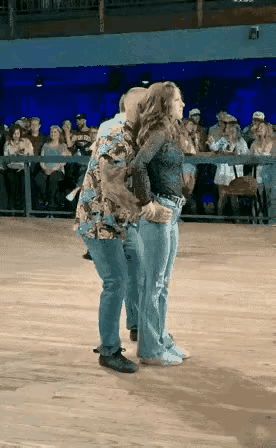 你认为男人的臂力厉害，还是女人的功夫厉害？看着简单的动作，二人搭配需要很和谐，而