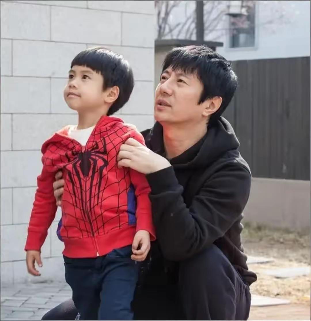 郑钧这回是真栽了四十二岁得个儿子本想着老来得子该是福气谁知道养出来的