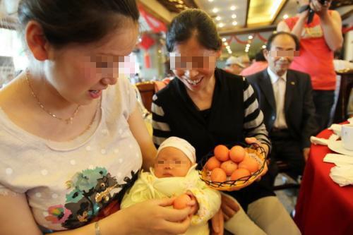 小宝宝都满一个月还是不会喝奶去医院才知道怎么回事