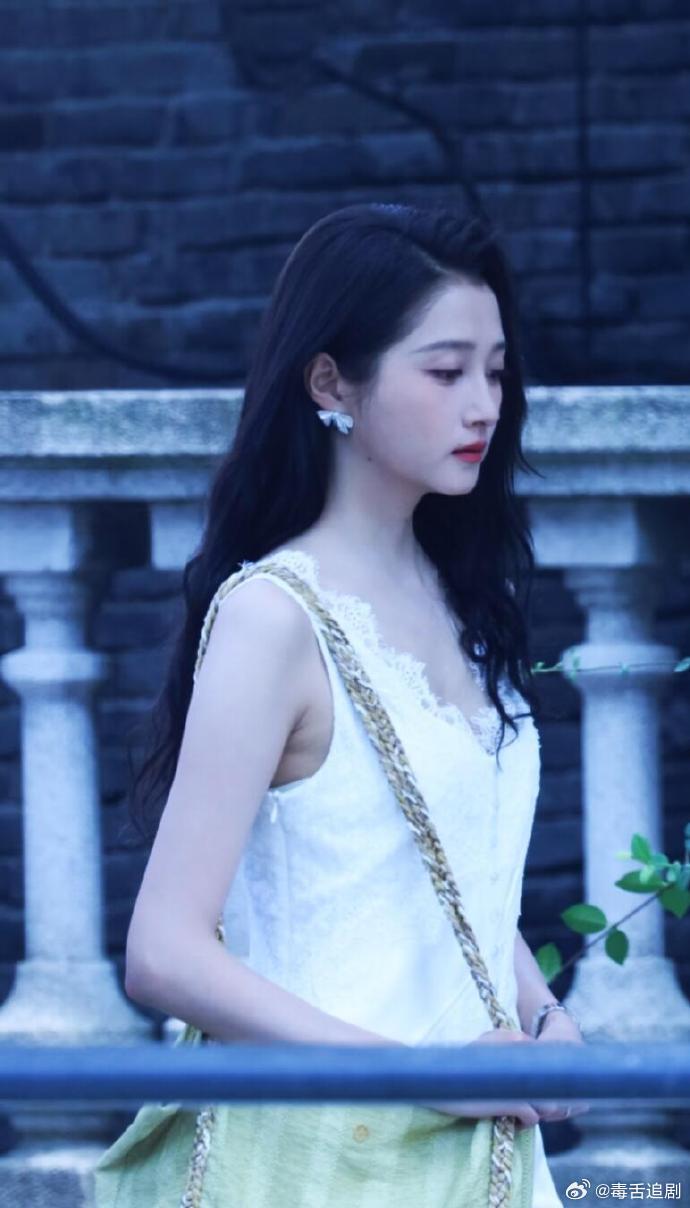 关晓彤行走的活尺子关晓彤地表最强172.4别人靠厚底鞋撑身高，关晓彤光脚17