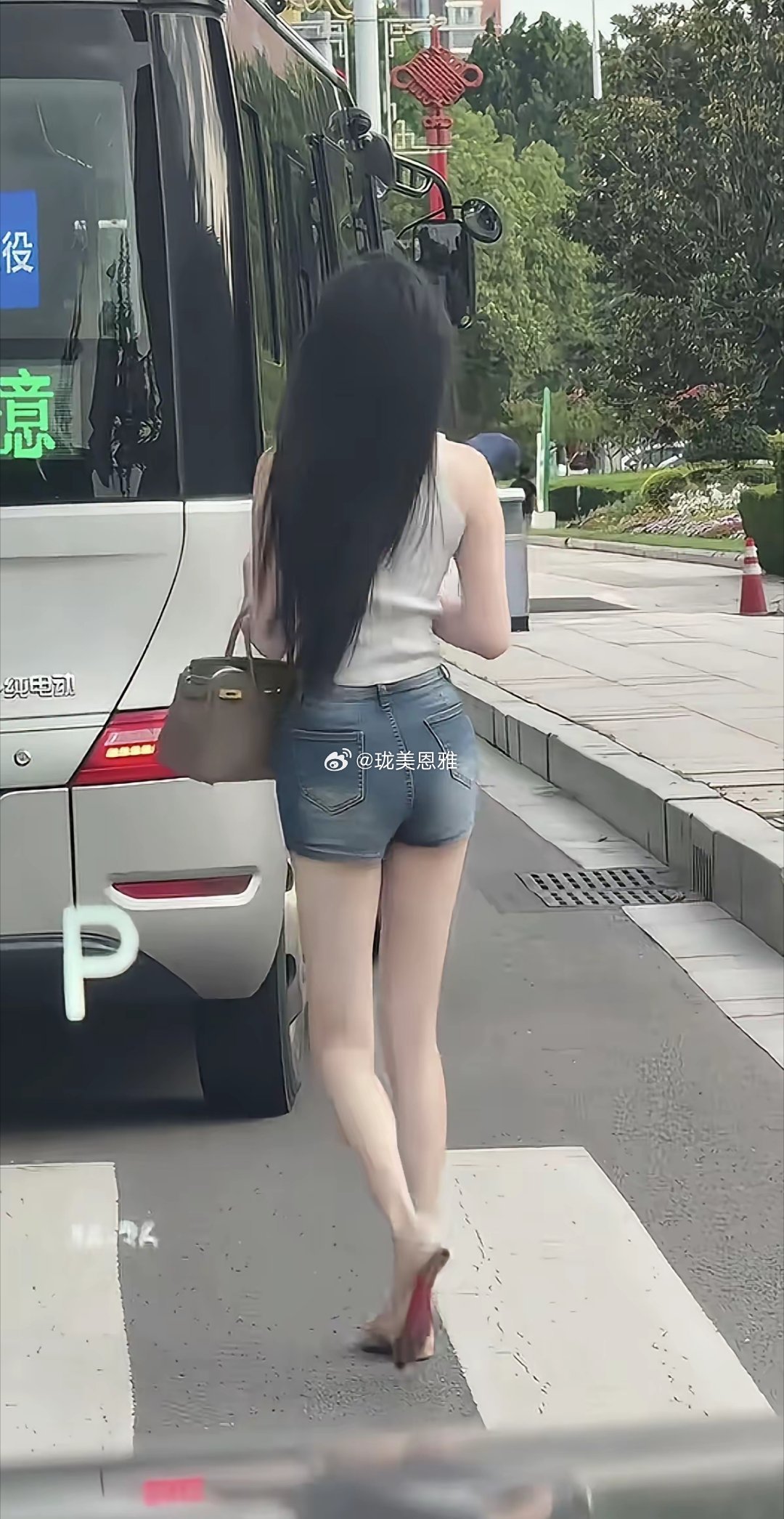 接孩子放学，幼儿园老师也下班回家本来想捎她一节，结果一问不顺道​​​