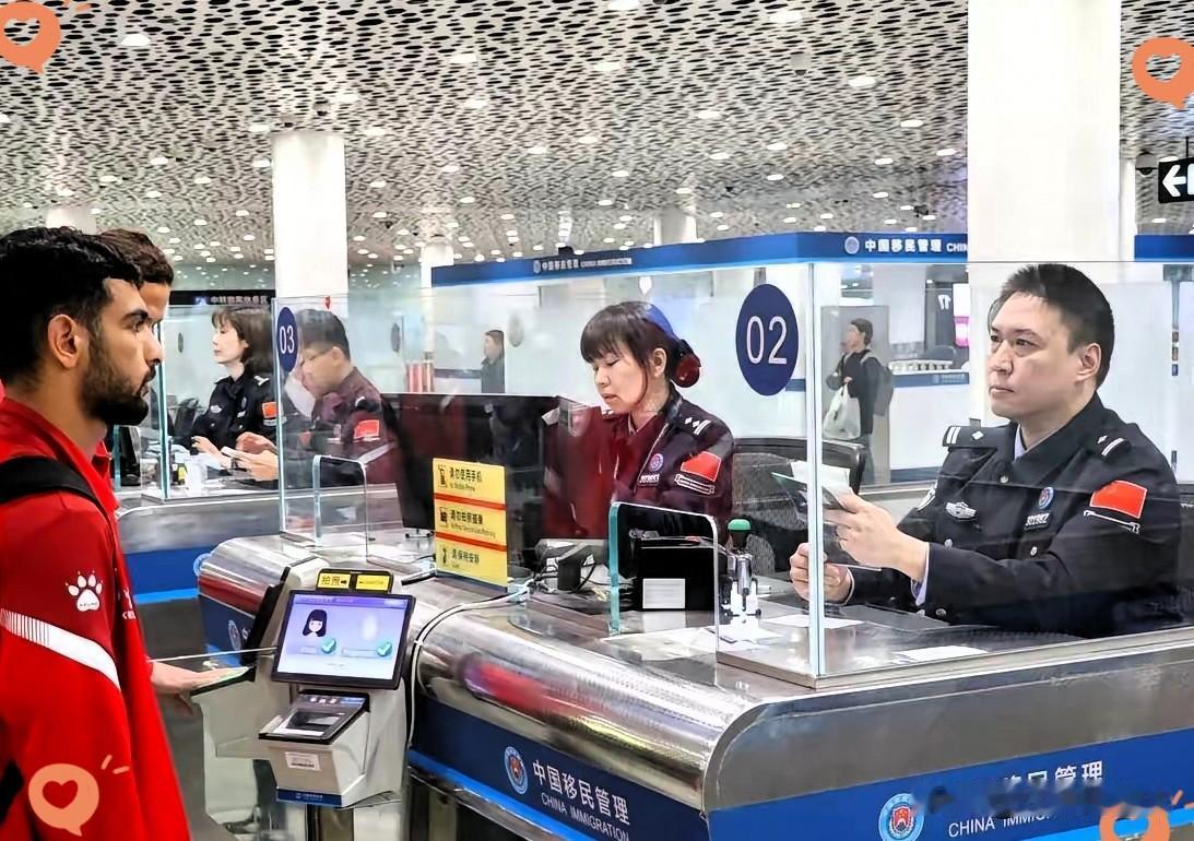 白云机场上个月拦下了一个印度人，检查完护照之后又翻了他的行李箱，结果发现里面连一