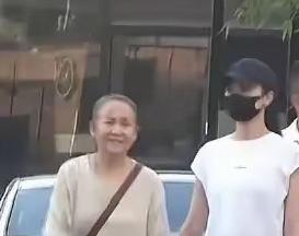 刷到宋佳带妈妈逛工作室的照片，还真挺有感触的。镜头里俩人并排走着，那眉眼简直一个