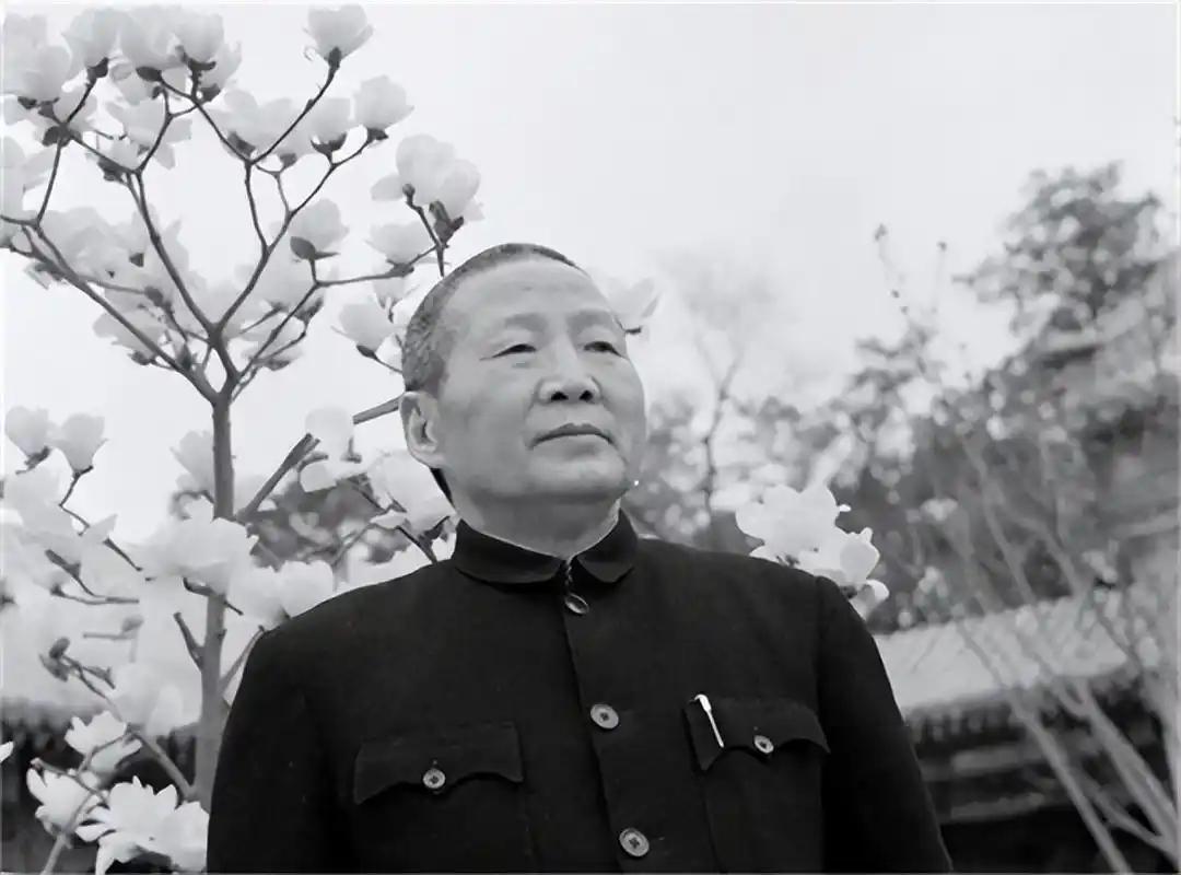 时间来到1962年，刘文辉在北京颐和园留影，此时他是林业部部长。如果只看这张照