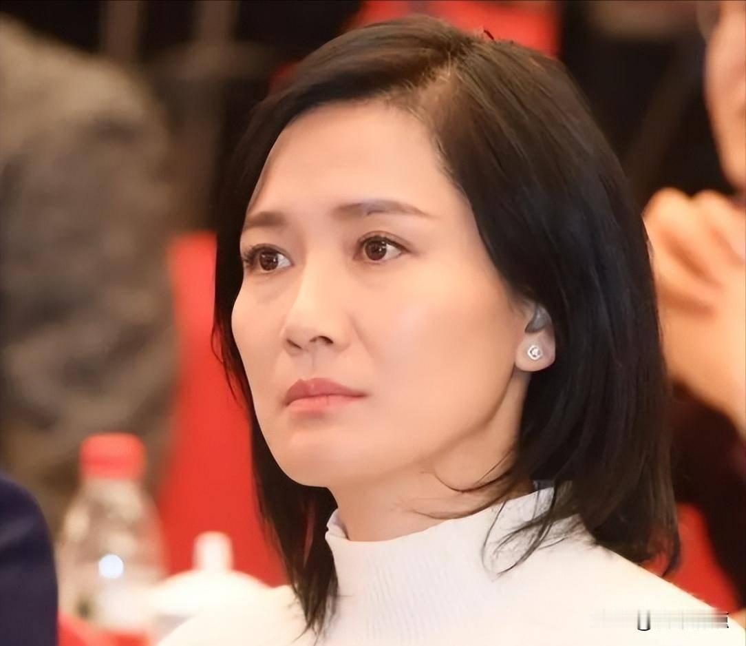 48岁，离婚十年，她活成了丹东街头最普通也最特别的女人。她没拍大爆款，也没上热