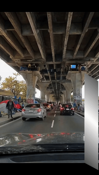 近日，美国媒体曝光了一则流浪汉视频，这些流浪汉竟然在高速公路桥墩搭阁楼，他们